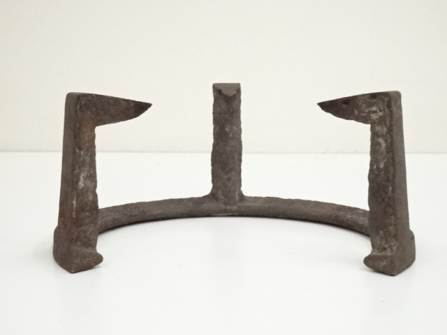  釜師　高木治良兵衛造　中爪風炉五徳（共箱）